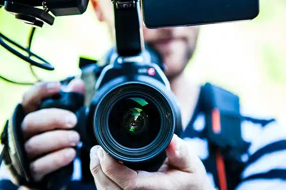 Filmez comme font les reporters à la télé